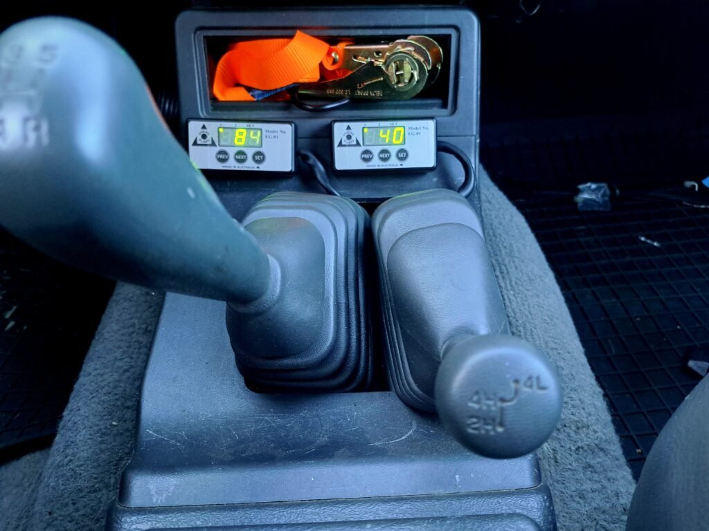 Deux Engine guard EG01-2 Sur un mitsubishi l200 k74 2001
